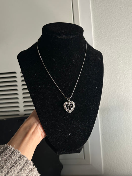 bow inluv necklace